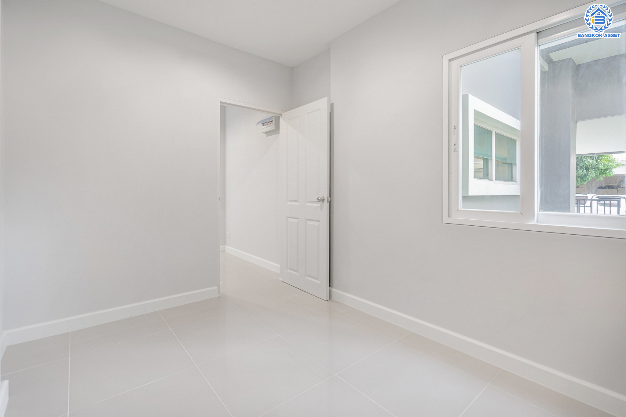 บ้านมือสองตกแต่งใหม่ ม.เศรณี คาซ่า ดอนเมือง บ้านเดี่ยว หลังมุม เนื้อที่ 56.2 ตร.ว. ฟังก์ชันจัดเต็ม 5 ห้องนอน 5 ห้องน้ำ 1 ห้องอเนกประสงค์ จอดรถได้ 2 คัน พร้อมมีพื้นที่สีเขียวที่ให้คุณจัดมุมพักผ่อนเล็กๆ ได้ชิลๆ ราคาคุ้มสุดในย่านนี้! ใกล้สนามบินดอนเมือง, ทางด่วน "ศรีสมาน" และรถไฟฟ้าสายสีแดง "สถานีดอนเมือง"